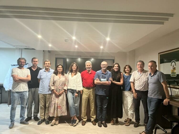 Equipo y personas de la Asociación Granadown reunidas y sonrientes.